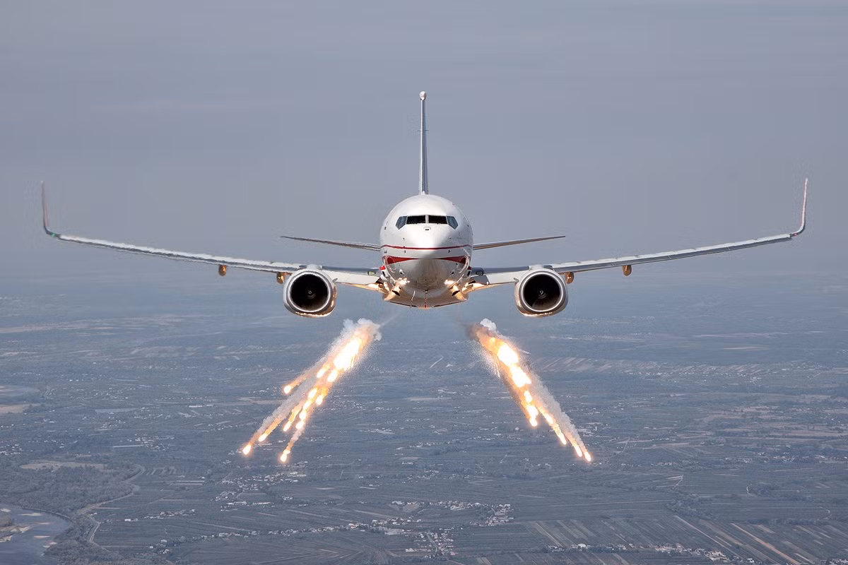 Hình ảnh hiếm thấy về một chiếc Boeing 737 BBJ2 của Không quân Ba Lan phóng mồi bẫy hồng ngoại trong chuyến bay diễn tập đã gây ấn tượng mạnh mẽ với giới quan sát quân sự. Sự kiện diễn ra hôm 28/8, trước thềm Triển lãm Hàng không Radom, miền đông-trung Ba Lan.