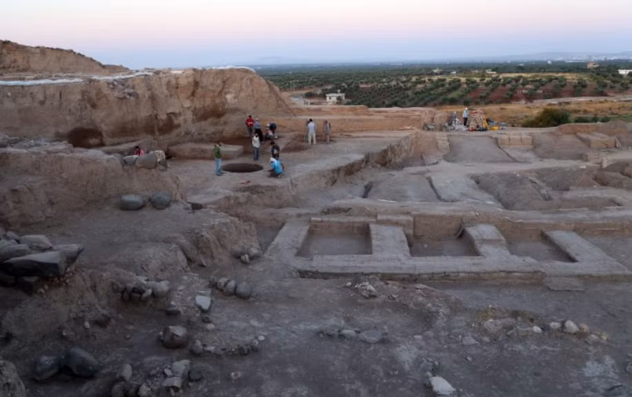Tại Oylum Höyük, nằm trên biên giới Thổ Nhĩ Kỳ-Syria, các chuyên gia đến từ trường Đại học Gaziantep bất ngờ tìm thấy quần thể di tích cổ xưa độc lạ, hoành tráng, quy mô lớn. Ảnh: @Đại học Gaziantep.