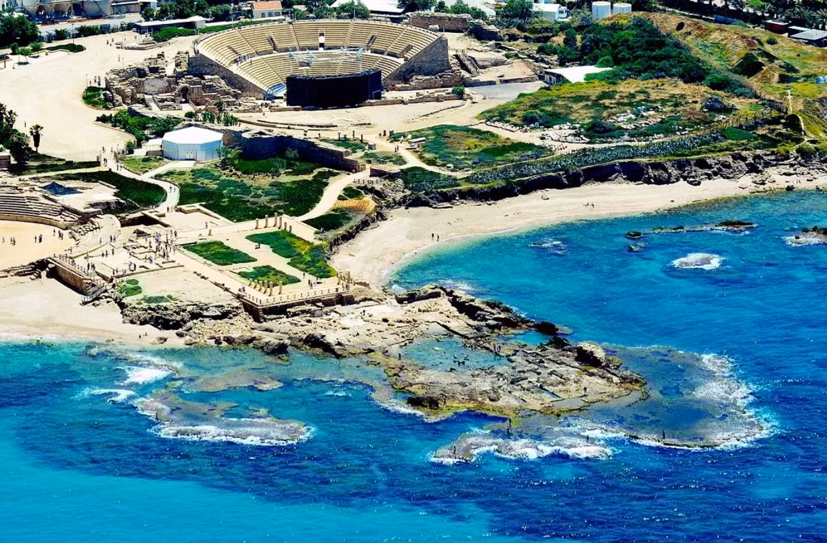 Trong quá trình khai quật tại cảng cổ Caesarea, Israel, các chuyên gia đến từ Cơ Quan Cổ Vật Israel bất ngờ tìm thấy kho báu cổ xưa kỳ lạ. Ảnh: @Cơ Quan Cổ Vật Israel.