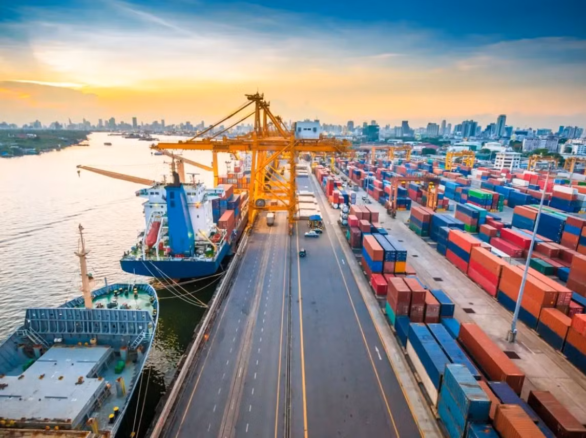 Tại Trung Quốc, mỗi ngày quốc gia này tiếp nhận rất nhiều các lô hàng từ khắp nơi trên thế giới. Nhiều cơ quan ở cảng phải làm việc liên tục, kỹ lưỡng để đảm bảo rằng, tất cả các lô hàng đó không có chứa các vật liệu nguy hiểm như hóa chất hay vật liệu phóng xạ. Hoặc nếu có thì chúng phải được vận chuyển và xử lý theo quy trình an toàn nghiêm ngặt. Ảnh: @ The Economic Times.
