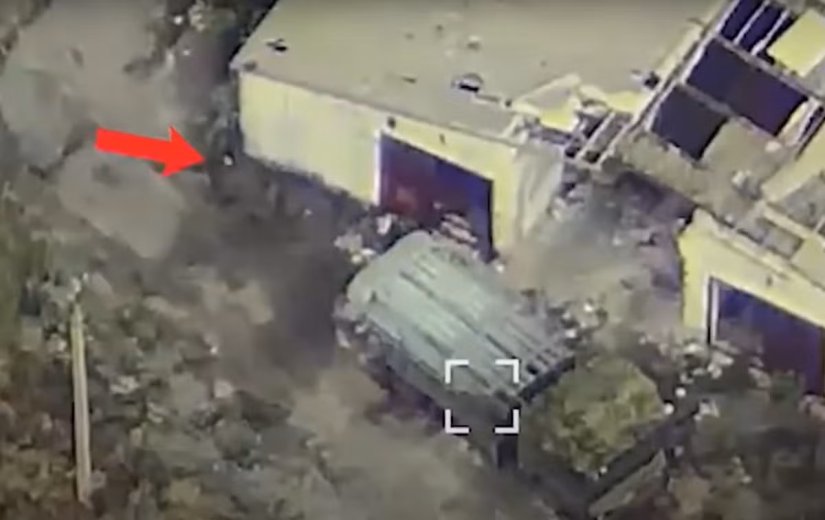 Theo tuyên bố của đơn vị Tiểu đoàn tinh nhuệ “Raid” trên mạng Telegram, một người điều khiển chiếc máy bay không người lái mang tên lửa đã bắn trúng một trong những quả đạn rocket được gắn trên bệ phóng M1991. Ảnh: @Tiểu đoàn tinh nhuệ “Raid”.