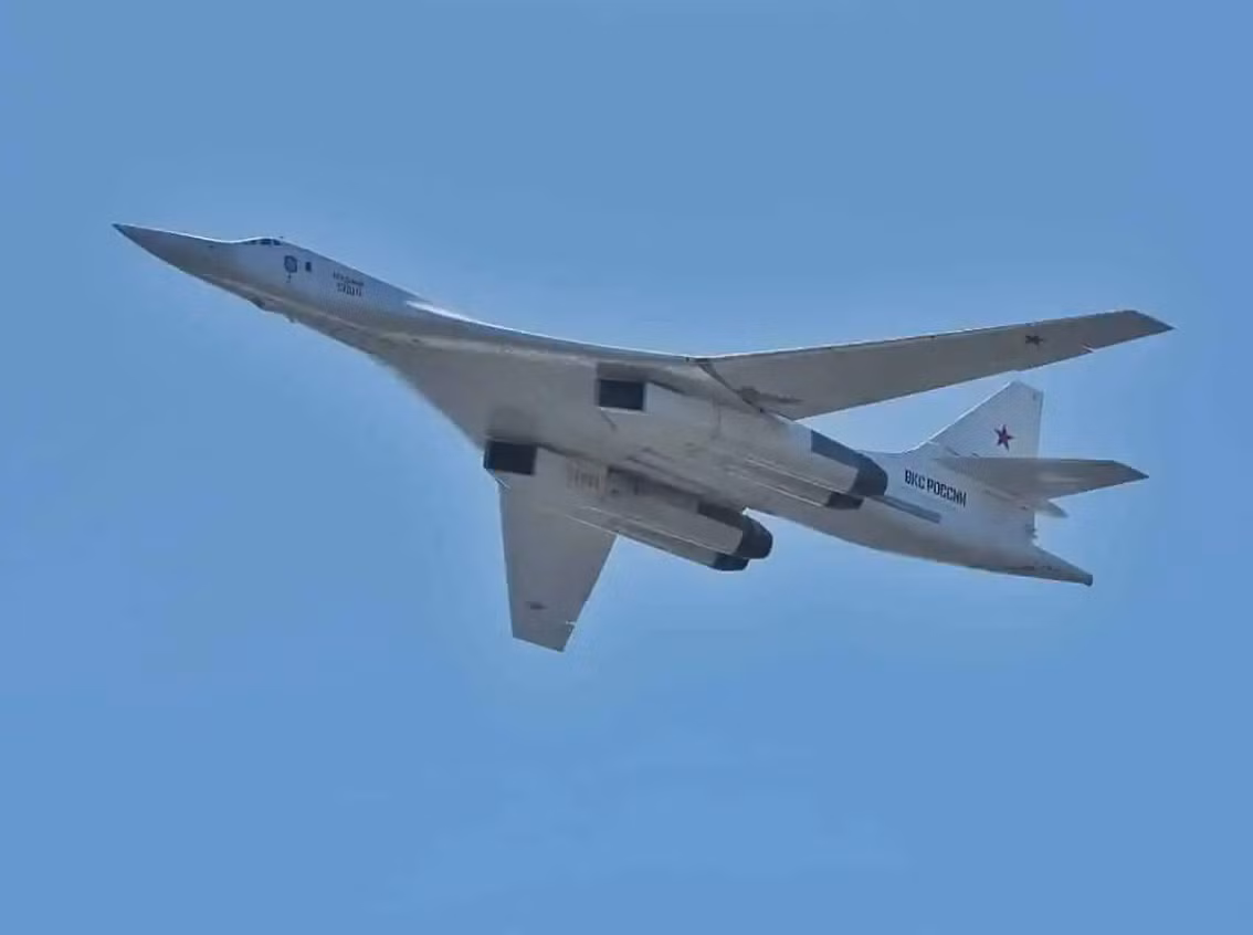 Tu-160 không chỉ là một máy bay—nó là biểu tượng của sức mạnh quân sự và tham vọng công nghệ của Nga. Khả năng mang theo kho vũ khí đa dạng, từ tên lửa hành trình hạt nhân đến vũ khí siêu thanh, khiến nó trở thành một công cụ đa năng cho mục đích răn đe chiến lược và triển khai sức mạnh. Thế nên, quyết định di chuyển máy bay ném bom chiến lược Tu-160 tới căn cứ không quân Anadyr của Nga mới đây một phần xuất phát từ nhu cầu bảo vệ các tài sản quân sự có giá trị khỏi các cuộc tấn công của Ukraine, nhưng nó cũng đánh dấu một giai đoạn mới trong cuộc đấu tranh địa chính trị giành Bắc Cực, một khu vực ngày càng trở thành đấu trường cạnh tranh khốc liệt giữa Nga, Mỹ và NATO. Ảnh: @Defense News.