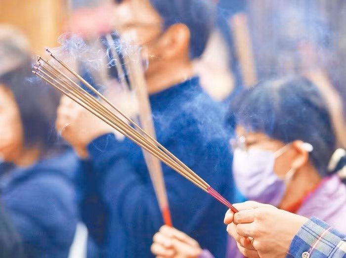 Năm 2025 là một năm đặc biệt khi có tháng 6 Âm lịch nhuận, điều này dẫn đến việc tháng 7 Âm lịch hay còn gọi là tháng cô hồn sẽ bắt đầu muộn hơn thường lệ. Cụ thể, thời điểm "cổng địa ngục" chính thức mở được cho là vào 23h đêm ngày 22/8 Dương lịch. Sự trì hoãn này đã làm dấy lên một số lo ngại trong dân gian với giả thuyết rằng việc các vong hồn phải chờ đợi lâu hơn có thể khiến họ trở nên "đói và hung dữ hơn".