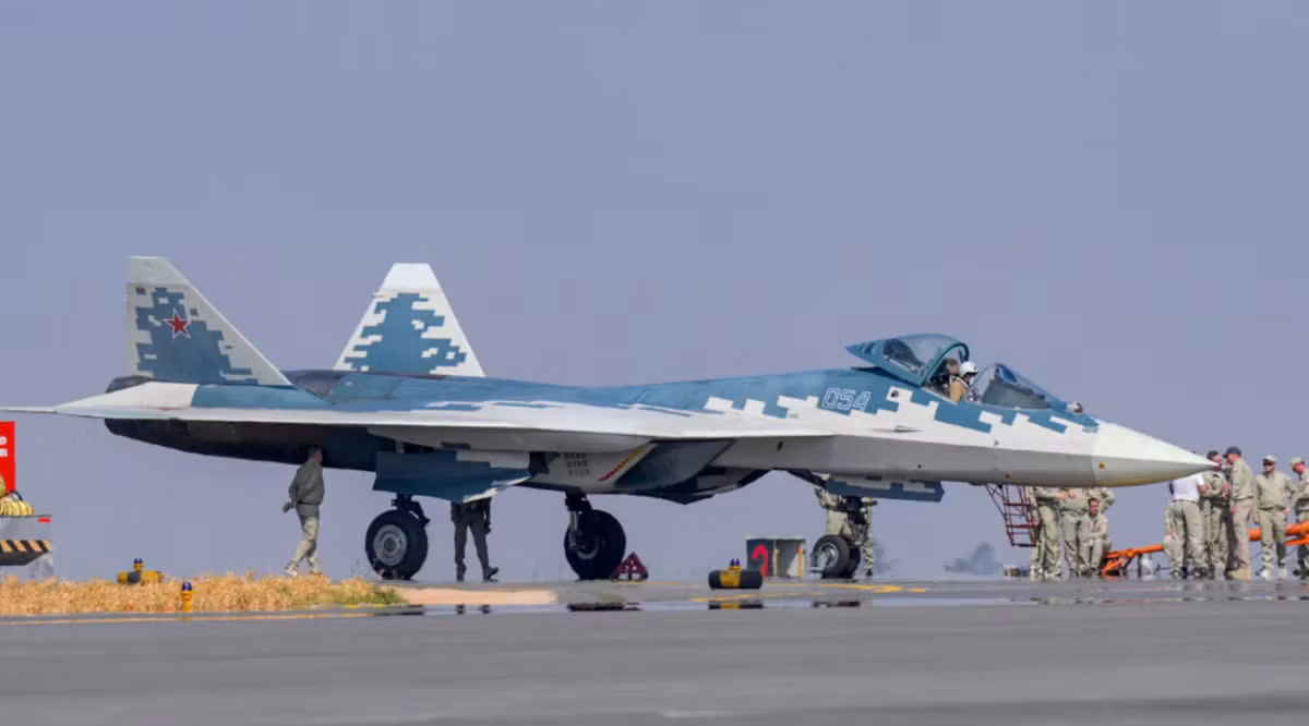 Tuy nhiên, chi phí thấp hơn của Su-57E - ước tính khoảng 40-50 triệu đô la một chiếc so với 80-110 triệu đô la của F-35 - khiến nó trở nên hấp dẫn đối với các quốc gia như Algeria, nơi có thể thấy các nền tảng của phương Tây quá đắt đỏ, hoặc bị hạn chế về mặt chính trị làm ảnh hưởng đến các hạn chế xuất khẩu. Việc Algeria lựa chọn Su-57E thay vì các lựa chọn của phương Tây cũng phản ánh cả những cân nhắc thực tế và địa chính trị. Mỹ và các đồng minh thường áp đặt các điều kiện nghiêm ngặt đối với việc bán vũ khí, bao gồm giám sát mục đích sử dụng cuối cùng, và khả năng liên kết với chính sách đối ngoại của phương Tây. Nhưng Algeria, với lịch sử không liên kết với chính sách đối ngoại của phương Tây và phụ thuộc sâu vào vũ khí của Nga, nên họ sẽ phải đối mặt với nhiều ràng buộc khó khăn hơn khi tiếp cận vũ khí từ phương Tây. Ảnh: @National Security Journal.