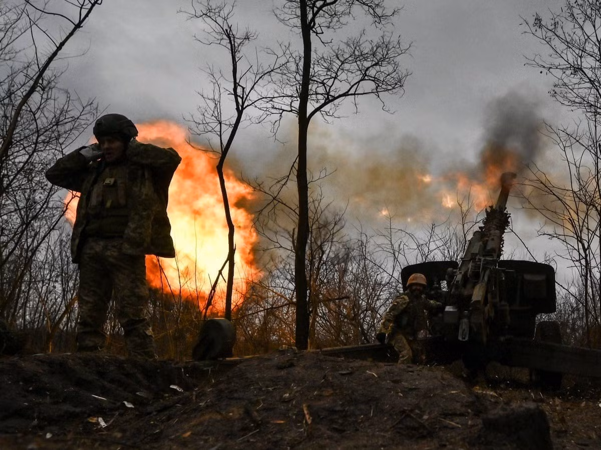 Hai ngôi làng Kuzminovka và Vyyemka nằm ở vùng đồi thấp phía bắc Donetsk - nơi từng là tuyến làng mạc yên bình nay chỉ còn lại đống đổ nát. Mọi công trình đều bị pháo đánh sập, cây cối cháy trụi, hố nổ chằng chịt. Địa hình bị tàn phá khiến việc rút lui gần như bất khả thi, biến khu vực này thành “bẫy tử thần” đúng nghĩa.