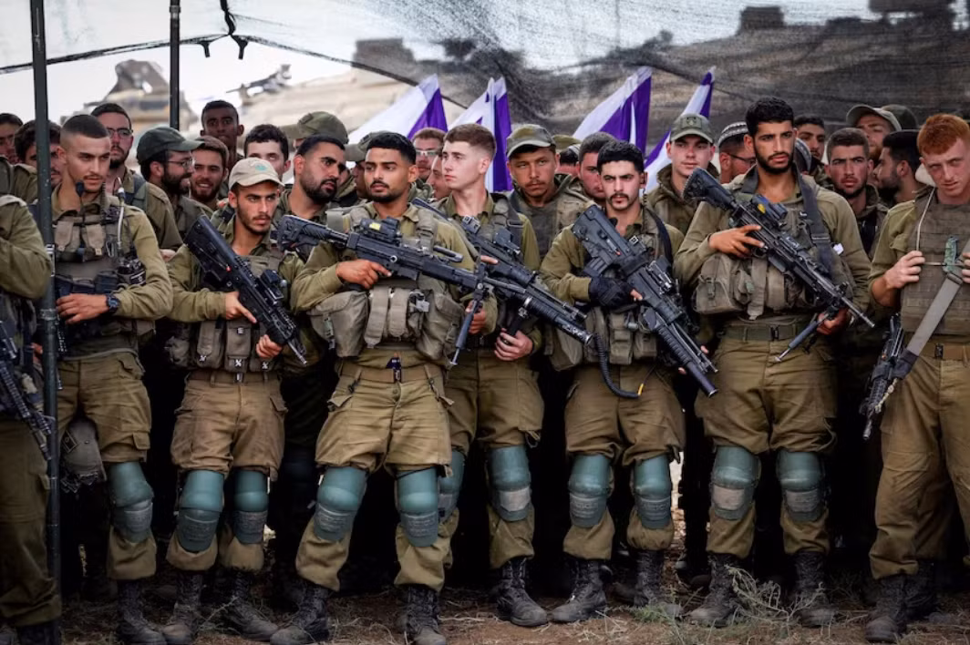 Ngược lại, Israel duy trì một lực lượng nhỏ hơn nhiều, nhưng được huấn luyện bài bản. Lực lượng Phòng vệ Israel (IDF) bao gồm khoảng 170.000 quân nhân thường trực, và ước tính có 460.000 quân dự bị. Mặc dù có quy mô nhỏ hơn, nhưng quân đội Israel được biết đến với khả năng huy động cực kỳ nhanh chóng, sẵn sàng nhập ngũ và hệ thống chỉ huy tích hợp cho phép phản ứng nhanh chóng trên nhiều chiến trường. Như vậy, Iran chiếm ưu thế về số lượng, nhưng Israel chiếm ưu thế về sự sẵn sàng và chất lượng lực lượng. Ảnh: @ ABC News.