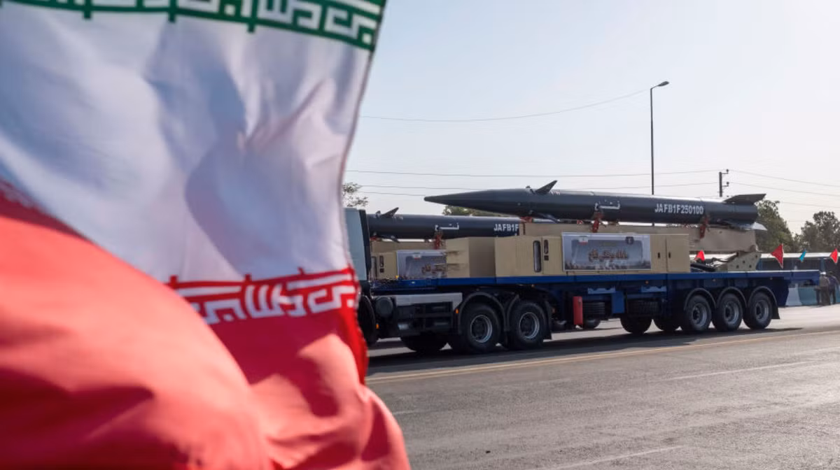 Theo tờ Breakingdefense, tên lửa đạn đạo là phương tiện mạnh nhất của Iran để trả đũa Israel. Để tiếp cận Israel từ Iran, cần phải có tên lửa có tầm bắn hơn 1.000 km, còn được gọi là Tên lửa đạn đạo tầm trung (MRBM). Iran có nhiều loại tên lửa, bao gồm tên lửa nhiên liệu lỏng như Ghadr và Khorramshahr, nhưng cũng có cả tên lửa đạn đạo nhiên liệu rắn tiên tiến. Ảnh: @Morteza Nikoubazl.