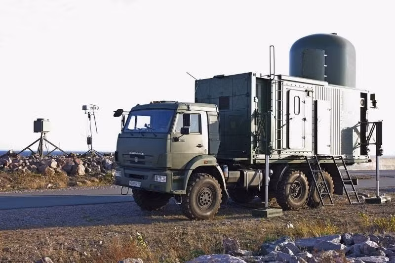 Hệ thống radar đa năng Valdai được trang bị radar giám sát ba chiều (3D) hoạt động ở băng tần X, kết hợp với các mô-đun quang học và điện - quang. Cấu hình này cho phép hệ thống phát hiện hiệu quả các mục tiêu nhỏ, bay thấp và tốc độ chậm - những đặc trưng điển hình của UAV chiến thuật.