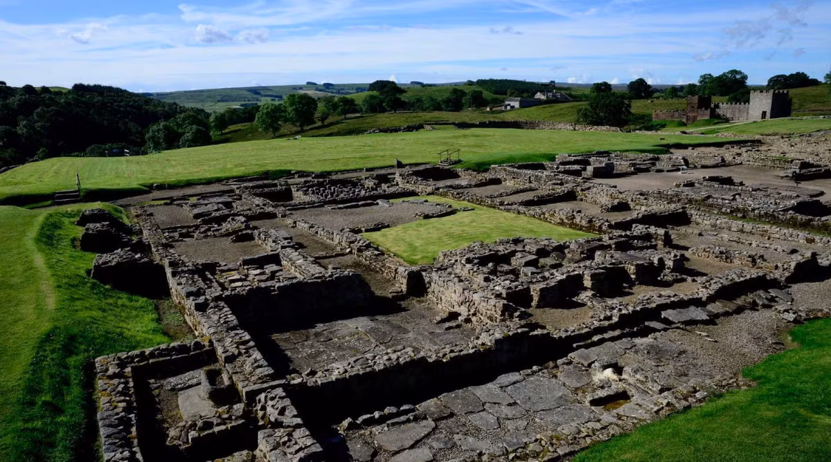 Vindolanda nổi tiếng với số lượng lớn các đồ vật hữu cơ của La Mã được phát hiện tại chỗ, bao gồm bộ sưu tập giày và ủng da lớn nhất từ ​​thời La Mã ở Anh. Các cuộc khai quật cũng đã phát hiện ra một lượng lớn các tấm lều, đồ trang trí, ngựa, đồ thừa và phế liệu. Ảnh: @ Fabulous North.