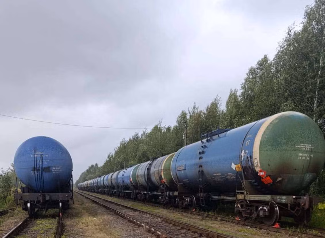 Như Tạp chí Defense Express đã đưa tin trước đó, sáng ngày 28 tháng 8, một vụ nổ mạnh đã làm rung chuyển nút giao thông đường sắt Tver ở Nga, phá hủy cơ sở hạ tầng quan trọng tại nhà ga. Ảnh: @Cơ quan An ninh Ukraine.