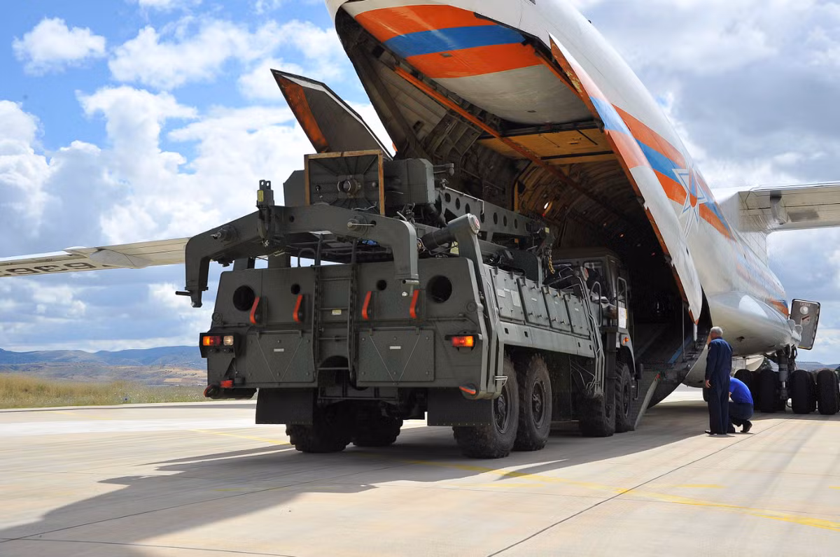 Ông Ali Motahari cáo buộc rằng, Nga đã cung cấp các hệ thống này cho đối thủ của Iran là Thổ Nhĩ Kỳ và chào hàng cho Ả Rập Xê Út, nhưng đã từ chối cung cấp cho Iran, do Moscow nhận thấy cần phải duy trì mối quan hệ tích cực với Israel. Ảnh: @ militarnyi.