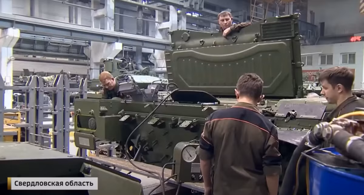 .Về mặt hoạt động, T-90M đã được thử nghiệm trong nhiều tình huống khác nhau. Tại Ukraine, lực lượng Nga đã sử dụng nó trong các cuộc tấn công vào các điểm mạnh trong thành phố, nơi mà lớp giáp và hỏa lực của nó mang lại lợi thế trong chiến đấu cận chiến. Tuy nhiên, điểm yếu của xe tăng này là trước các loại đạn tấn công từ trên xuống, chẳng hạn như Javelin và Stugna-P do Ukraine sản xuất trong nước. Ảnh: @Military Update.