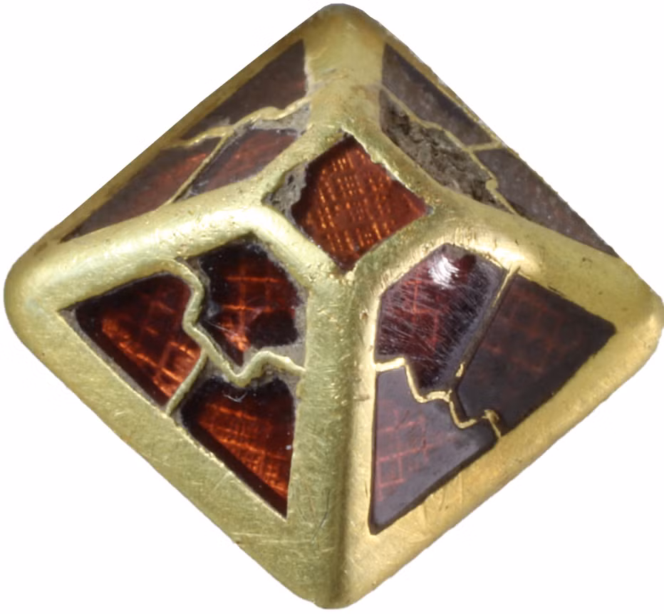 Kim tự tháp vàng có đế vuông và được khảm trên cả bốn mặt bằng bốn viên đá garnet cloisonné theo kiểu liền kề. Ảnh: @Hội Đồng Cổ Vật Di Động Quận Norfolk.