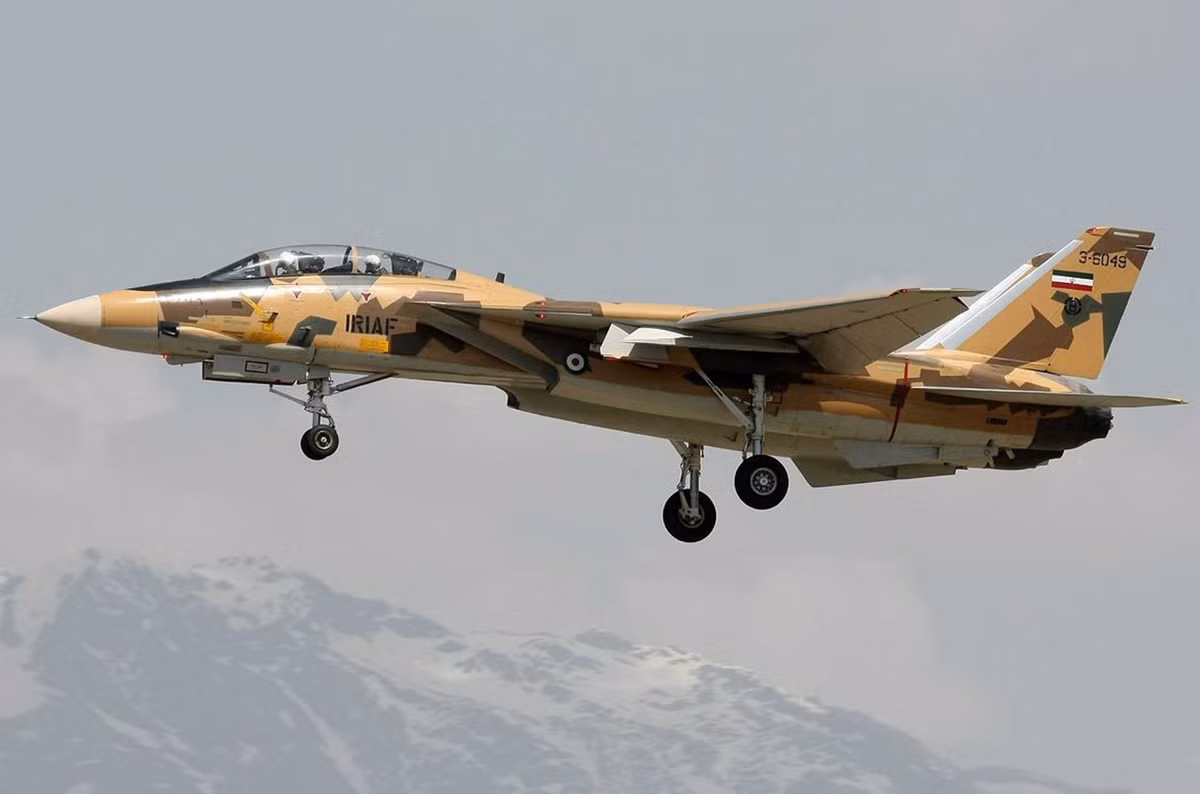 F-14A Tomcat là máy bay chiến đấu hai chỗ ngồi có hai cánh đuôi do nhà sản xuất Grumman của Mỹ chế tạo, được trang bị radar AN/AWG-9 mạnh mẽ và có khả năng mang tên lửa AIM-54 Phoenix, có tầm bắn hơn 160 km. Nó đã được Hải quân Mỹ cho nghỉ hưu gần hai thập kỷ trước vào tháng 9/2006, kết thúc hơn ba thập kỷ hoạt động sau khi được giới thiệu vào tháng 9/1974. Ảnh: @ Army Recognition.