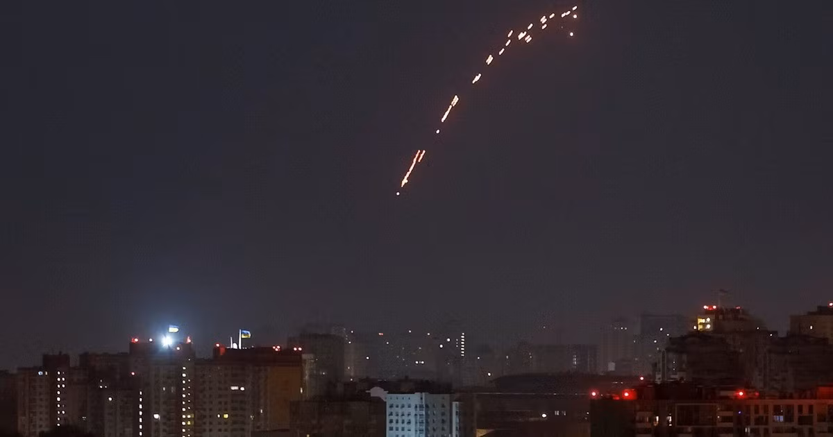 Việc Nga tăng cường tấn công bằng UAV Shahed và tên lửa Iskander-M cũng gửi đi thông điệp chính trị rõ ràng. Điện Kremlin muốn chứng minh khả năng tấn công ồ ạt, bất chấp hệ thống phòng thủ của Ukraine ngày càng dày đặc nhờ sự hỗ trợ của phương Tây. Đồng thời, Nga cũng thử phản ứng của NATO khi các tuyến bay đe dọa sát biên giới Ba Lan.