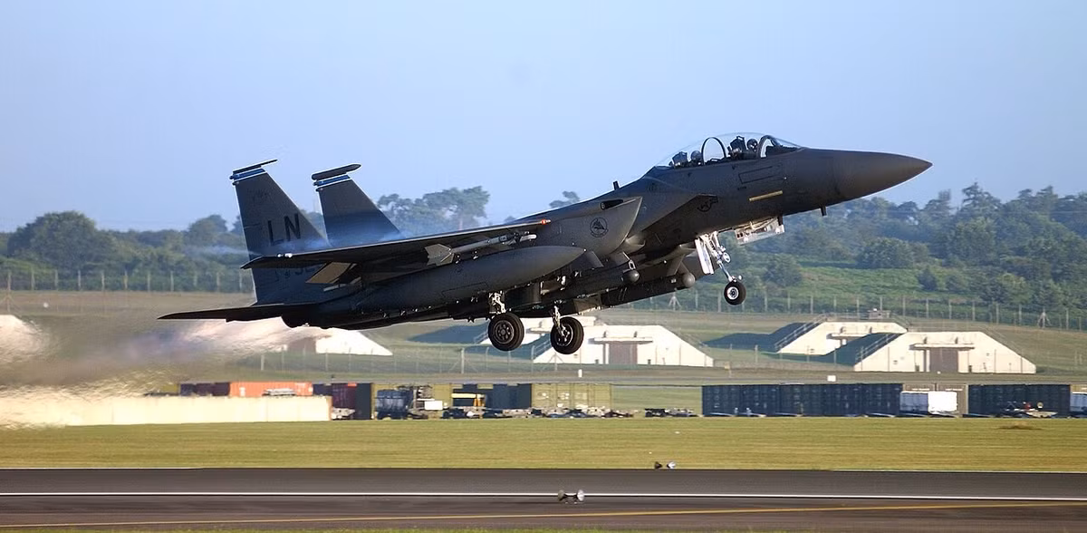 Trong cơn bão lửa chiến sự, những chiếc F-15E Mỹ gần như không có thời gian nghỉ, liên tục lao lên bầu trời để săn diệt UAV rồi lại vội vã hạ cánh tiếp tế. Thế nhưng, có khoảnh khắc căng thẳng đến nghẹt thở: toàn bộ tên lửa AMRAAM và Sidewinder đều cạn sạch, buộc phi công phải tính đến một phương án khác thường, vừa liều lĩnh vừa đầy mạo hiểm.