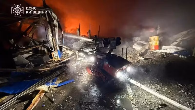 Đây là một trong những đợt tập kích mạnh nhất nhiều tháng qua. Việc phối hợp UAV giá rẻ với tên lửa siêu thanh tạo áp lực đa tầng, bào mòn phòng không Ukraine và báo hiệu giai đoạn leo thang mới của chiến tranh tầm xa.