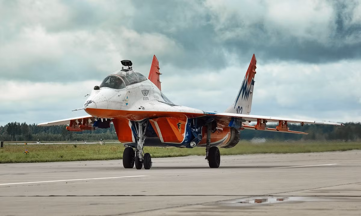 Về phía Ba Lan, nước này hiện vận hành 47 tiêm kích F-16, song song đó, Ba Lan đã đưa vào biên chế 48 máy bay FA-50 để tăng cường năng lực tác chiến hạng nhẹ. Trong những năm tới, 32 tiêm kích tàng hình F-35A sẽ tiếp tục được bàn giao và Warsaw thậm chí đang xem xét khả năng mua thêm F-15EX nhằm hoàn thiện một đội hình không quân thế hệ mới, mạnh nhất Đông Âu.