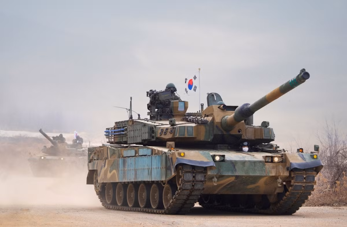 Được Hyundai Rotem phát triển cho Quân đội Hàn Quốc, K2 Black Panther đi vào hoạt động vào năm 2014 sau quá trình phát triển bắt đầu vào những năm 1990. Được thiết kế để chống lại các mối đe dọa trên chiến trường hiện đại, xe tăng kết hợp công nghệ tiên tiến với khả năng cơ động, hỏa lực và khả năng bảo vệ đặc biệt. Ảnh: @ CZDEFENCE.