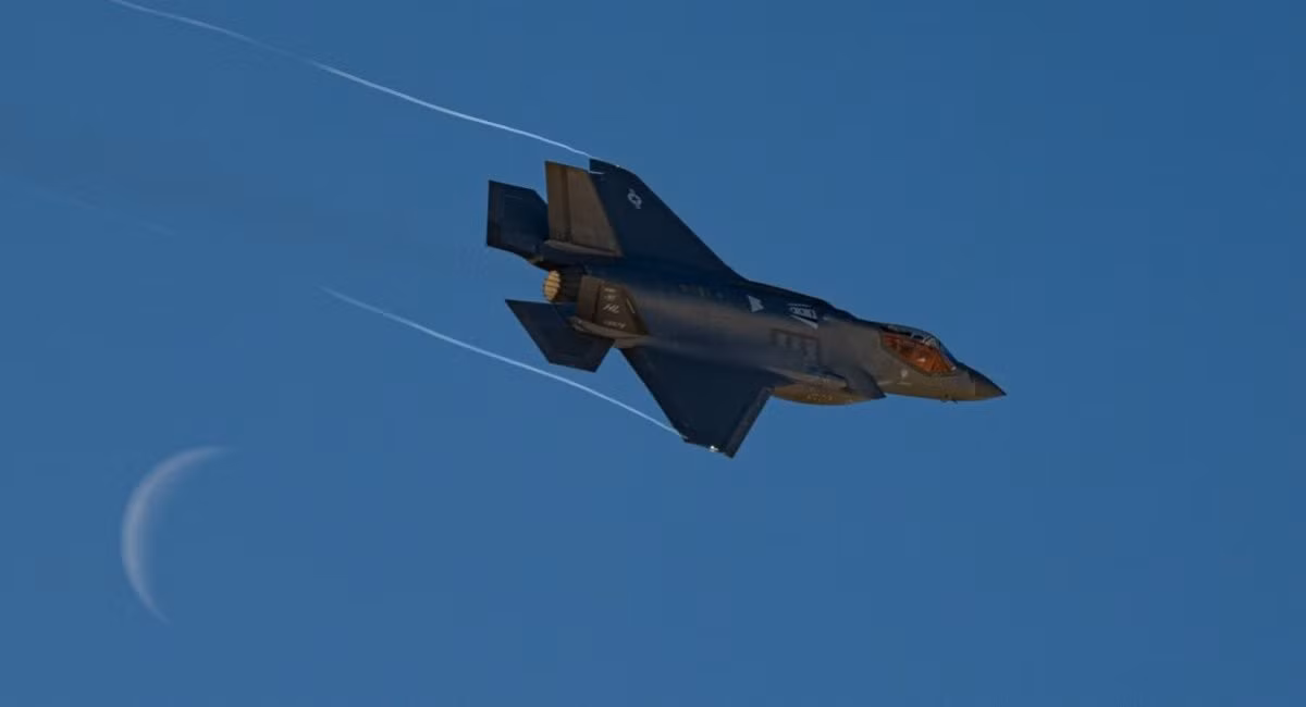 Các động tác né tránh tên lửa do phi công F-35 thực hiện minh chứng cho cả kỹ năng của con người và sức mạnh công nghệ. Khi phát hiện tên lửa đất đối không, phi công thường sử dụng kết hợp các vòng quay cơ động G cao, thay đổi độ cao nhanh chóng, thực hiện các động tác xoắn ốc để phá quỹ đạo đuổi theo của tên lửa. Ảnh: @Defense Express.