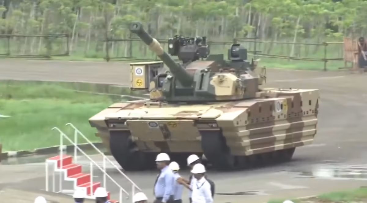 Quân đội Ấn Độ đã đặt hàng ban đầu 59 xe tăng Zorawar, với kế hoạch dài hạn có thể mua tới 300 xe. Việc đưa vào biên chế chính thức dự kiến diễn ra vào năm 2027, với mục tiêu thành lập bảy trung đoàn xe tăng hạng nhẹ, mỗi trung đoàn được trang bị 45 xe. DRDO mô tả Zorawar là một bước tiến quan trọng trong nỗ lực của Ấn Độ, nhằm chế tạo xe tăng hạng nhẹ nội địa, tích hợp các linh kiện và công nghệ tiên tiến từ nhiều nguồn quốc tế. Ảnh: @ Drishti IAS.