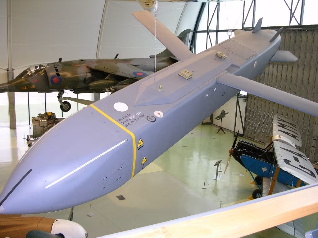 Theo Ukrainska Pravda, Flamingo có đầu đạn nặng tới 1.150 kg - lớn hơn nhiều so với tên lửa Storm Shadow, SCALP-EG hay ATACMS mà Ukraine từng được viện trợ. Một đầu đạn như vậy đủ sức phá hủy cơ sở hạ tầng quy mô lớn, sân bay, kho tiếp vận hoặc nhà máy điện. Nếu được triển khai ồ ạt, sức hủy diệt của Flamingo sẽ vượt xa những cuộc tấn công bằng UAV mà Ukraine thường tiến hành.