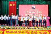 Phó Thủ tướng Chính phủ Phạm Gia Túc trao Huy hiệu Đảng tại Hà Tĩnh