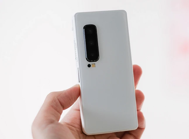 [GALLERY] Sinh viên Việt chế Galaxy Z Fold mini độc nhất gây sốt