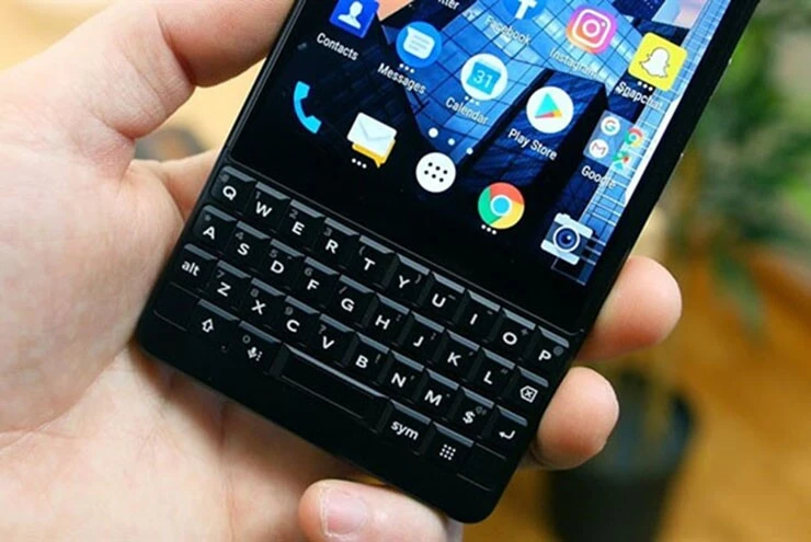 [GALLERY] Ngán ngẩm với màn hình cảm ứng, giới trẻ quay về với BlackBerry