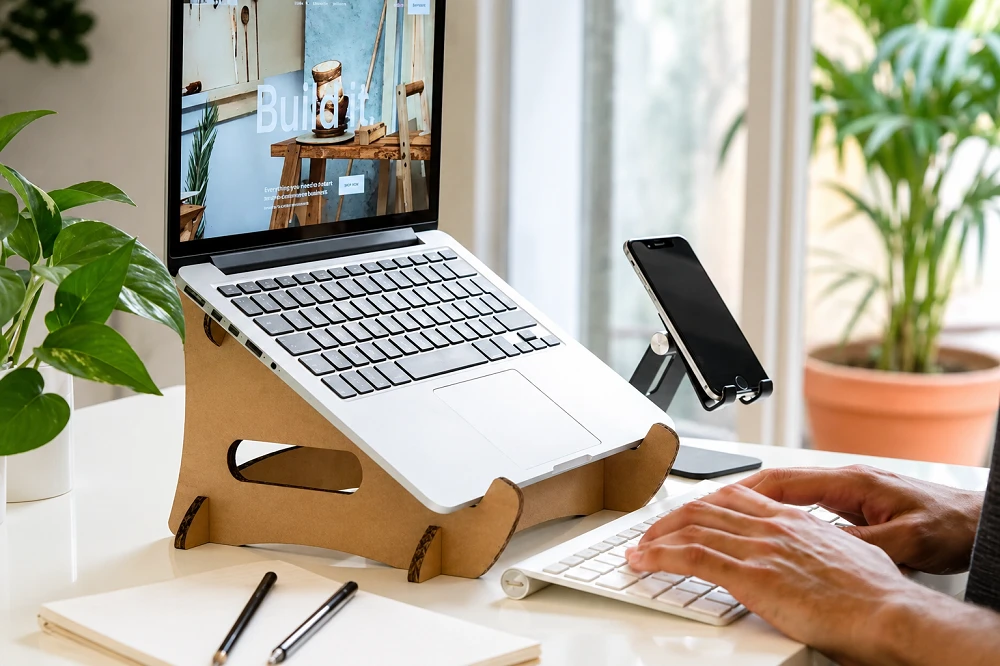 [GALLERY] Dùng laptop sai cách, nhiều người âm thầm làm hại cột sống cổ