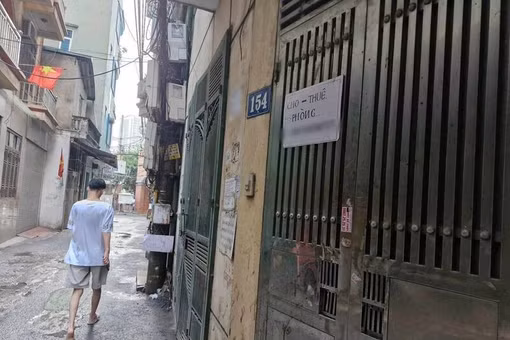 [VIDEO] Giá thuê phòng trọ Hà Nội tăng vọt khiến người thuê khốn đốn