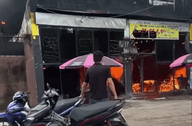 Quán cà phê ở Đà Nẵng cháy nghi ngút, chủ quán khóc ròng