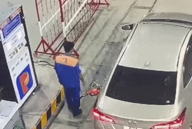 Tài xế ném trả tiền xăng qua cửa kính xe xuống đất
