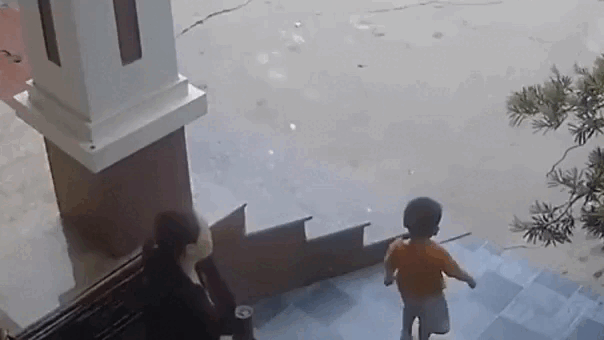 Bé trai 3 tuổi nhanh trí gọi người lớn cứu bạn đuối nước