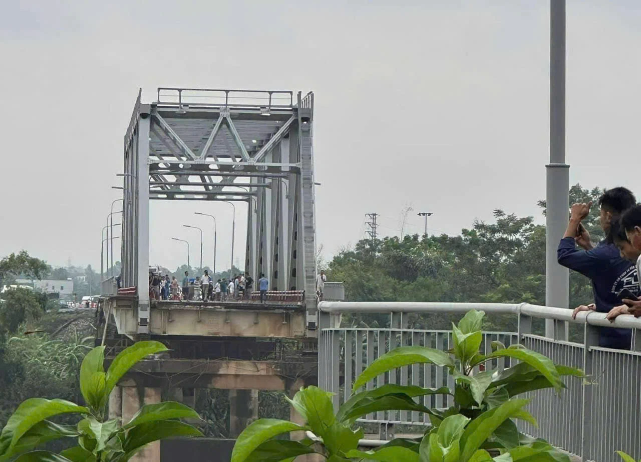 Sập cầu Phong Châu - Phú Thọ, chưa rõ thiệt hại