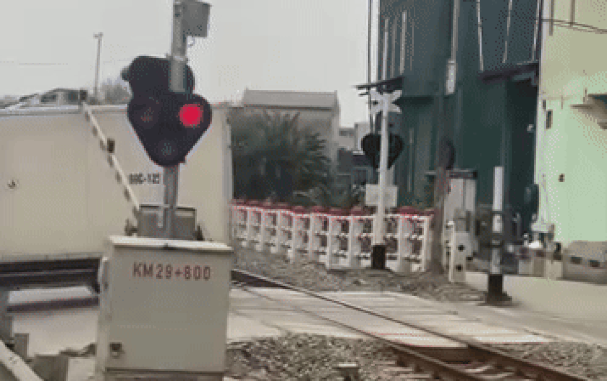 Bất chấp băng qua khi tàu đang đến, xe tải suýt nhận kết 'đắng'