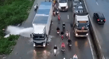 Tài xế nhận mưa lời khen khi chắn nước giúp các xe khác