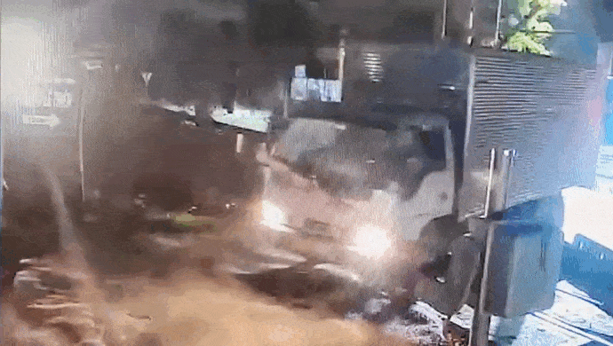 Xe tải lùi khỏi đường ray kịp trước 1 giây tàu hỏa lao tới