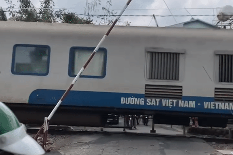 Chốt đường tàu không hạ gác chắn khi tàu hỏa di chuyển qua