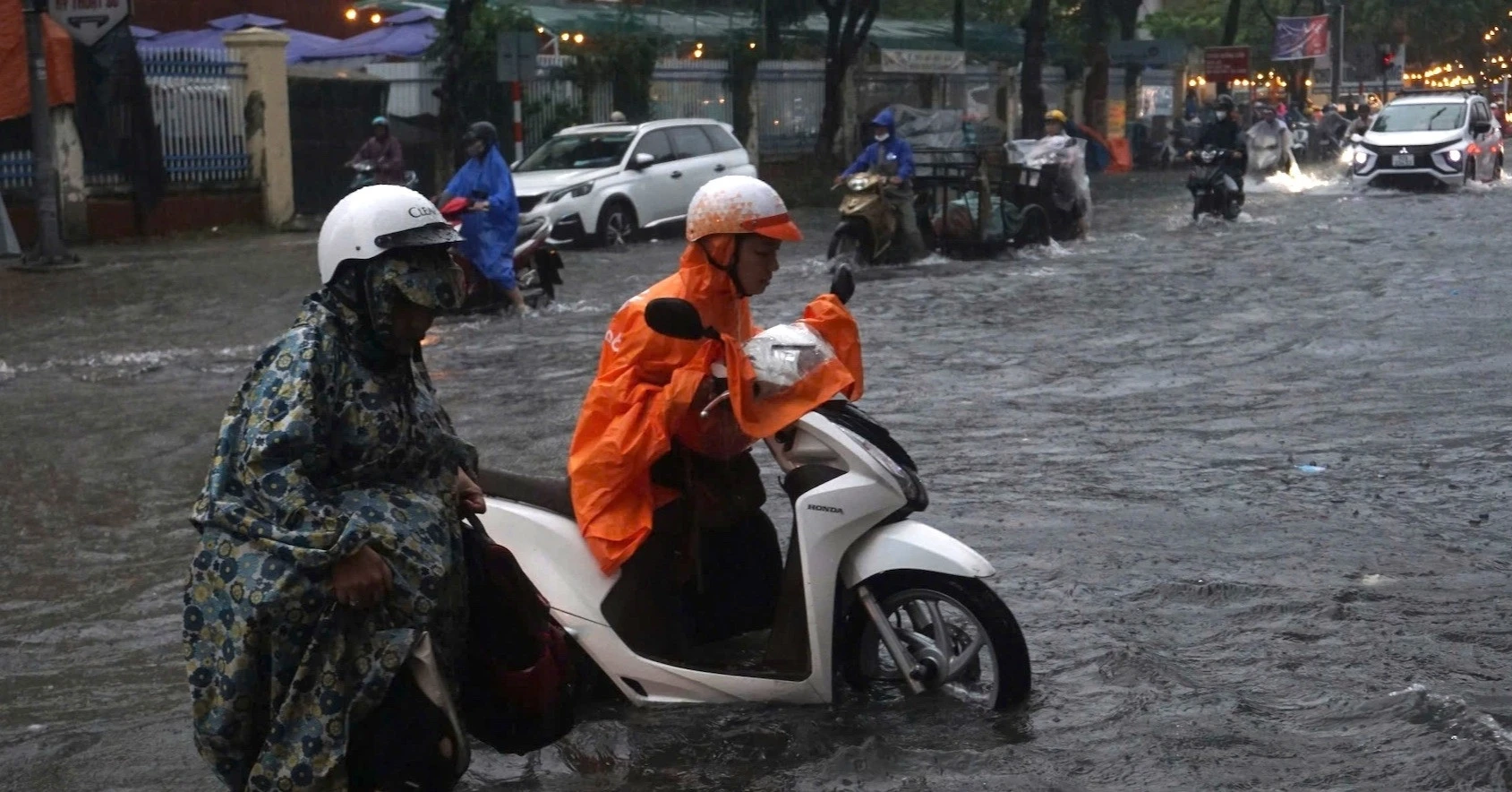 Đà Nẵng cho học sinh nghỉ học, nguy cơ hình thành bão số 4