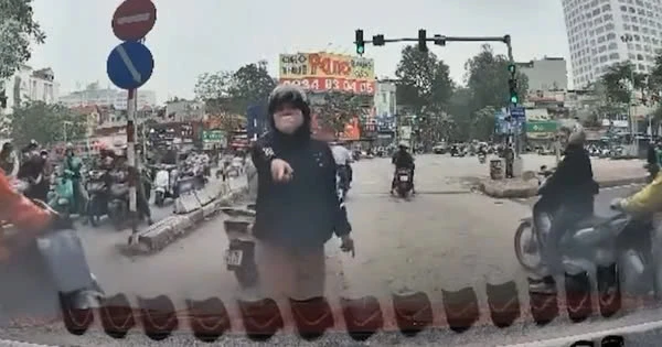 Tạt đầu ô tô bị ngã, người phụ nữ nổi nóng quát tài xế 