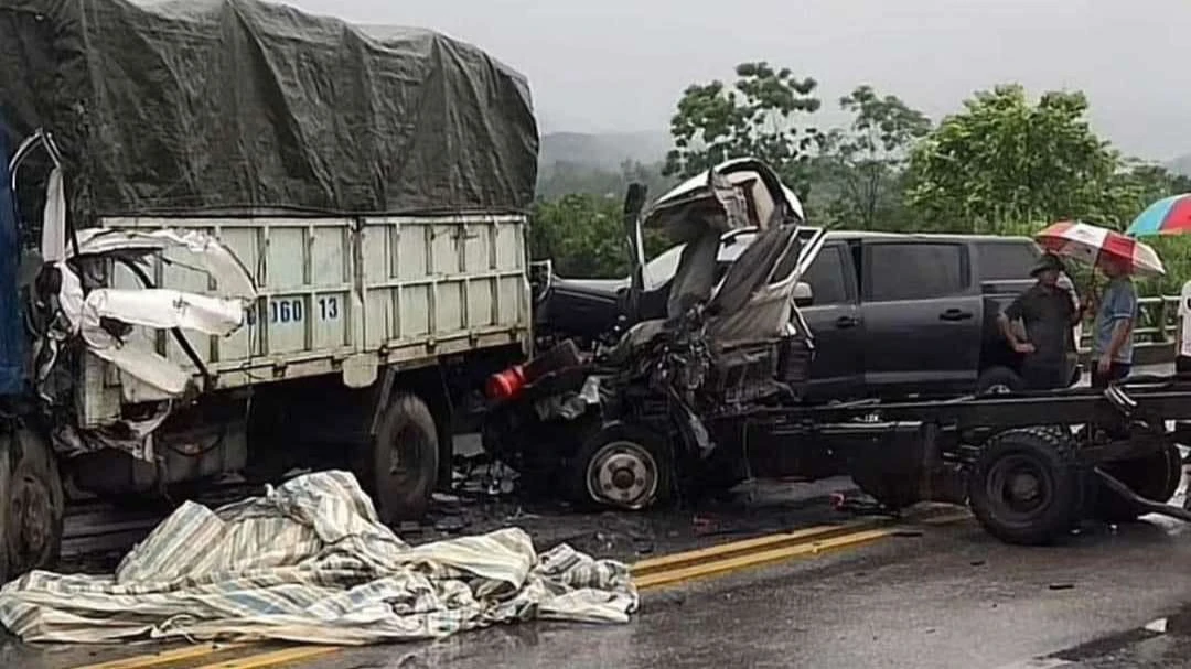 Tai nạn liên hoàn nghiền nát nhiều xe trên cao tốc Nội Bài - Lào Cai