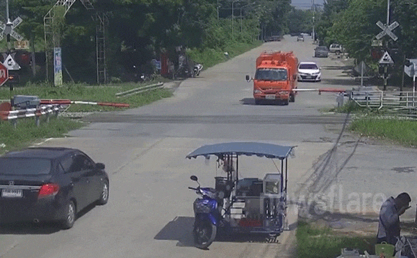 Không quan sát tín hiệu giao thông, sedan bị tàu hỏa húc