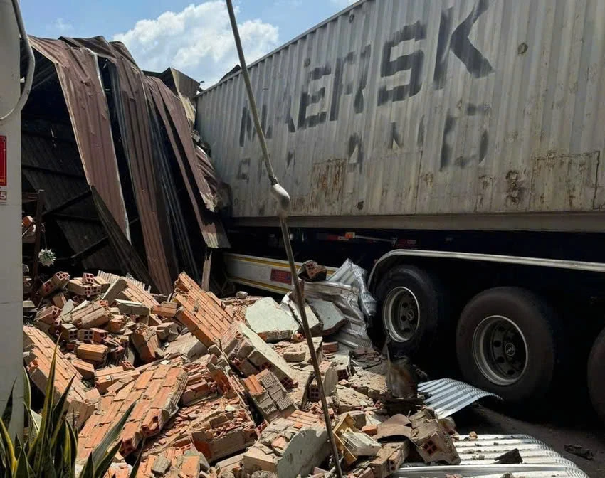 Xe container đâm nát nhà dân, tài xế tử vong