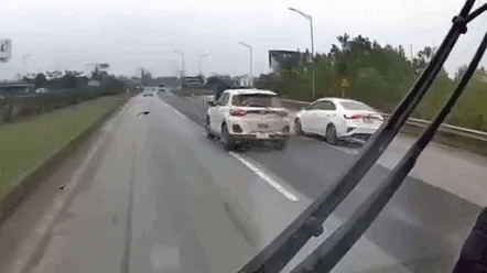 Ô tô con vượt ẩu, tạt đầu xe tập lái trên cao tốc