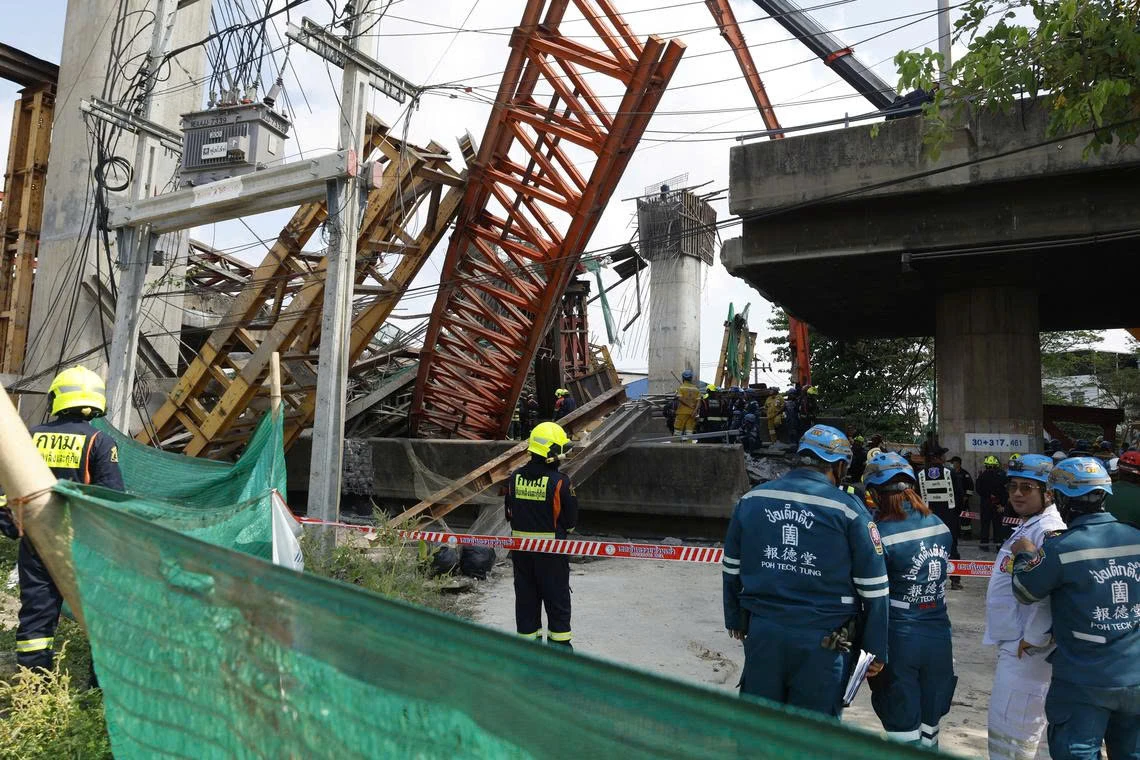 Sập cầu ở Thái Lan, nhiều người bị chôn vùi dưới đống đổ nát