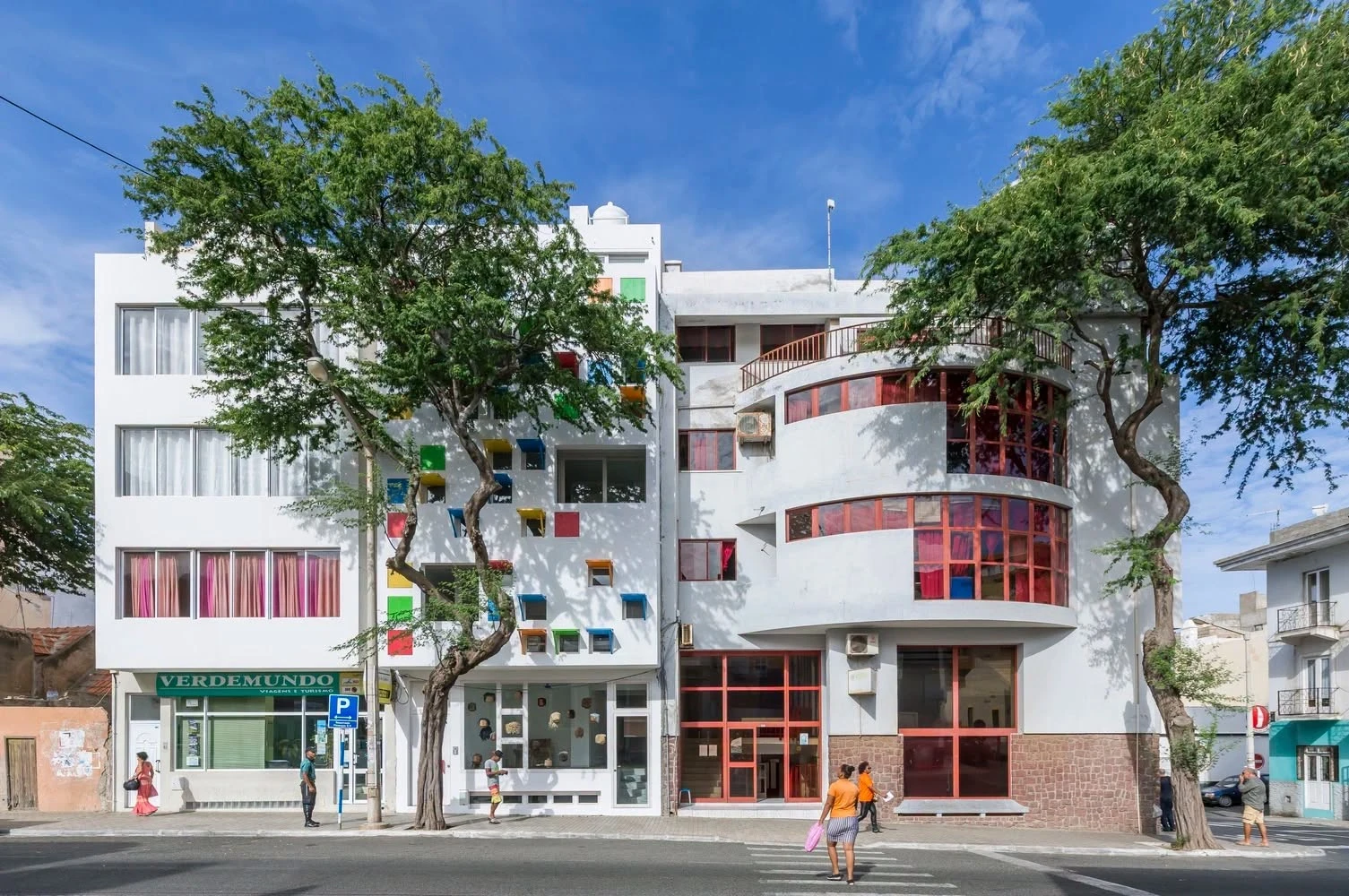 [GALLERY] Tòa căn hộ như bảng màu của thành phố biển Cape Verde