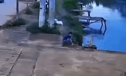 Bé trai nhanh trí cứu em nhỏ rơi xuống nước bằng xe scooter