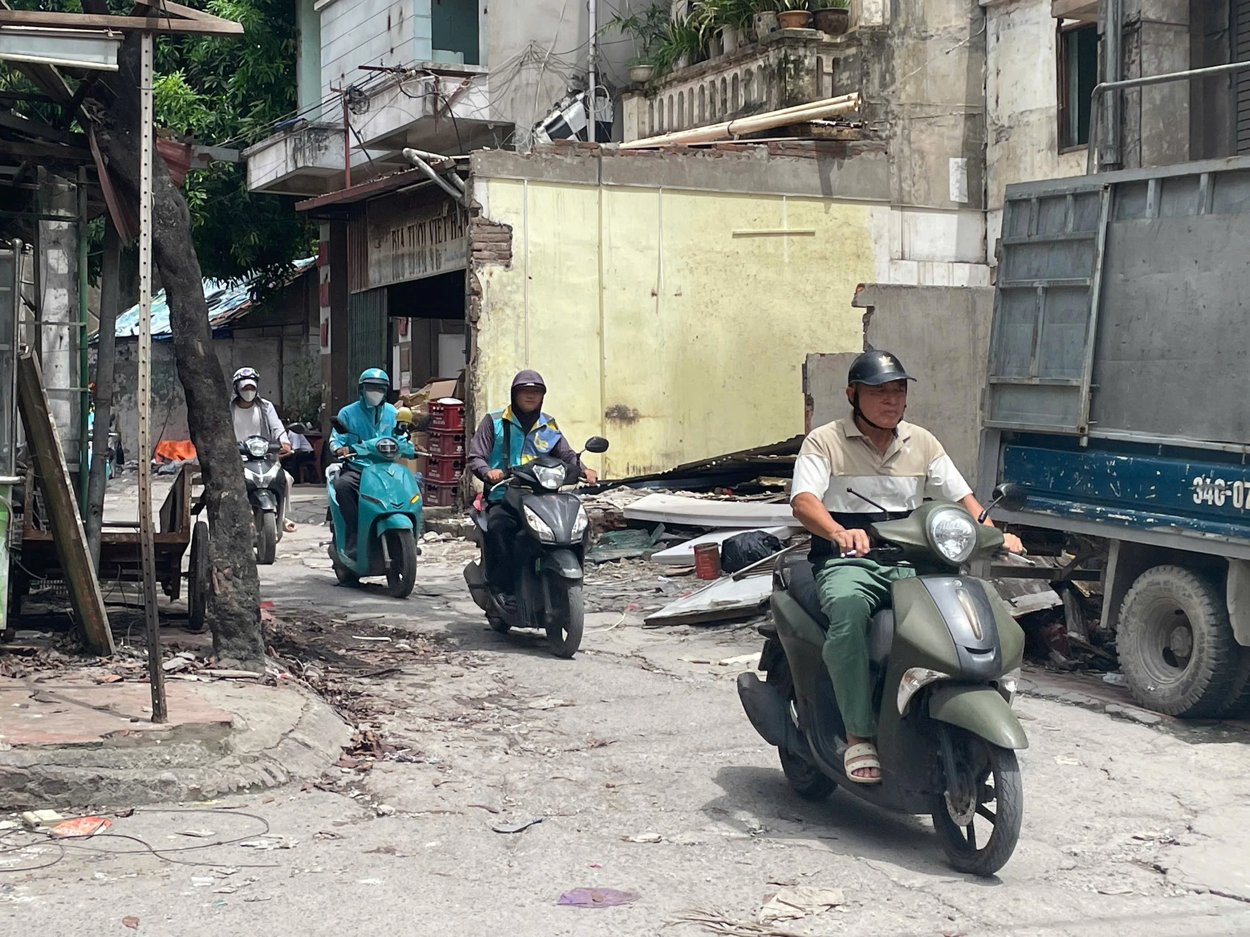 [GALLERY] "Con ngõ đau khổ" 381 Nguyễn Khang trước ngày thay da đổi thịt