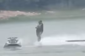 Vận động viên và một du khách rơi xuống nước do sự cố flyboard